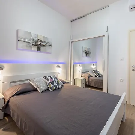 Dujmic - 50m From The Sea With Private Parking Appartamento