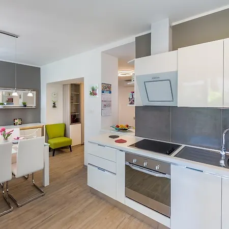 Dujmic - 50m From The Sea With Private Parking Apartment Icici