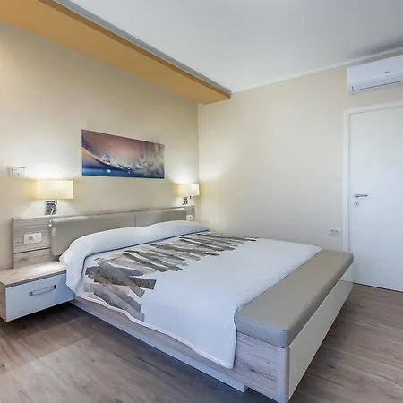 Dujmic - 50m From The Sea With Private Parking アパート