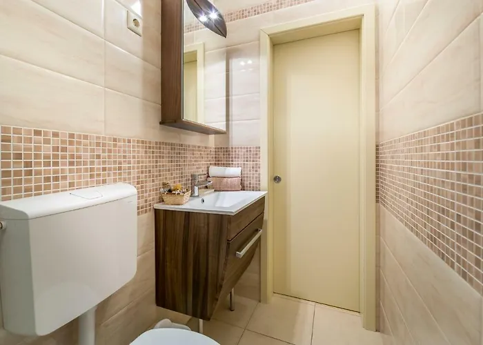 Dujmic - 50m From The Sea With Private Parking Apartment Ičići